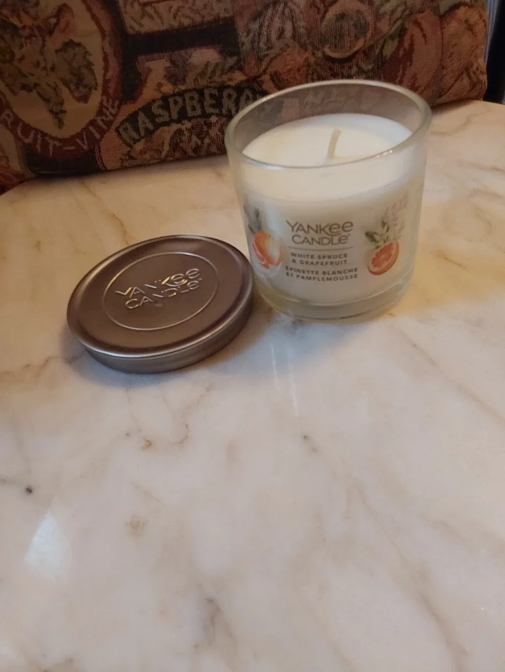 NWT Yankee Candle, White Spruce And Grapefruit, In Glass Container